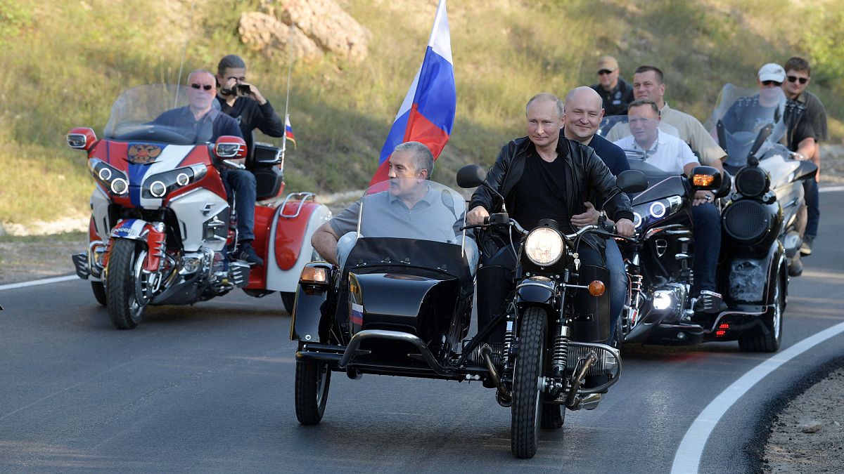 Депутат просит оштрафовать Путина за езду на мотоцикле без шлема