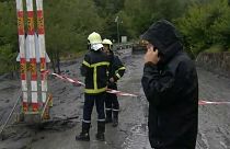 Svizzera: flusso di detriti travolge due auto