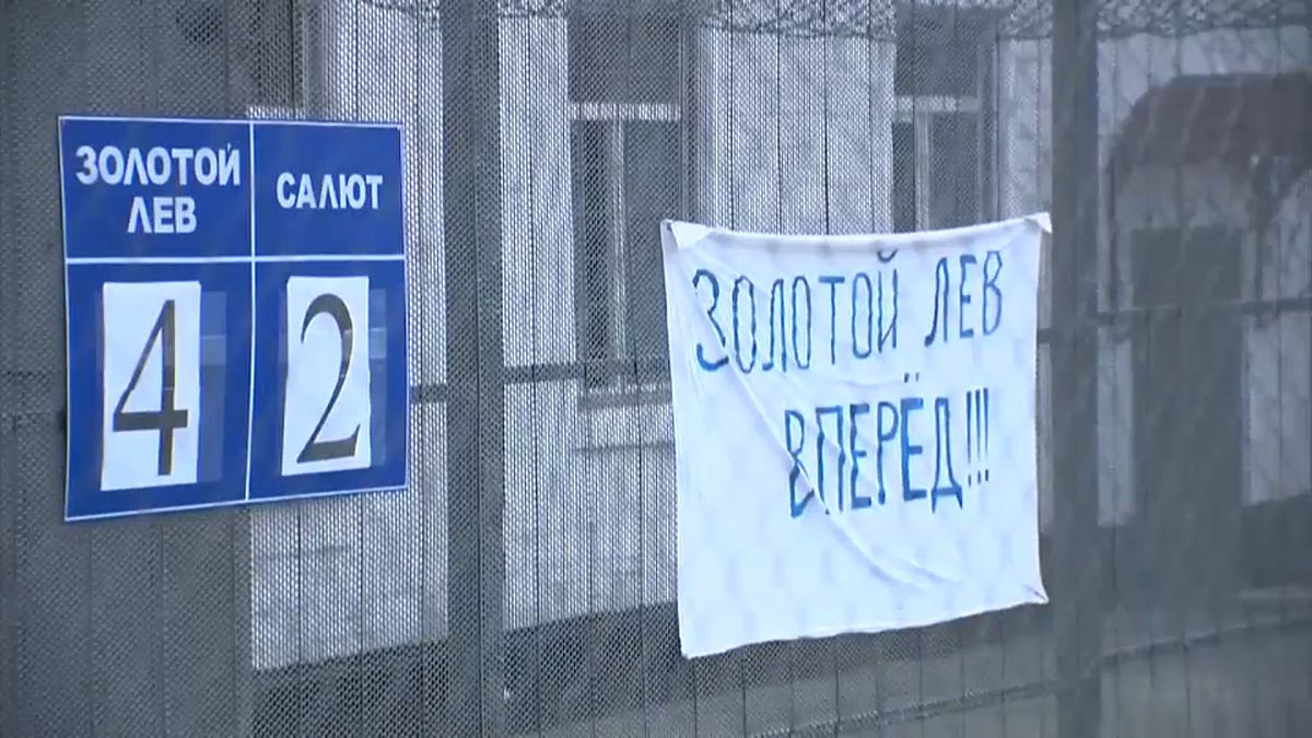 شاهد: نجما المنتخب الروسي كوكورين وماماييف يخوضان مباراة كرة قدم في السجن
