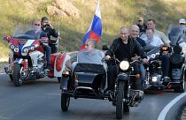 Putyin sisak nélkül motorozik