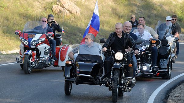 Putyin sisak nélkül motorozik Putyin sisak nélkül motorozik