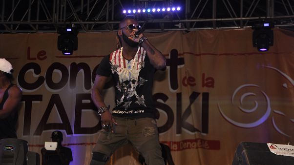 Mort de DJ Arafat : les amoureux de coupé-décalé pleurent l'icône ivoirienne Mort de DJ Arafat : les amoureux de coupé-décalé pleurent l'icône ivoirienne