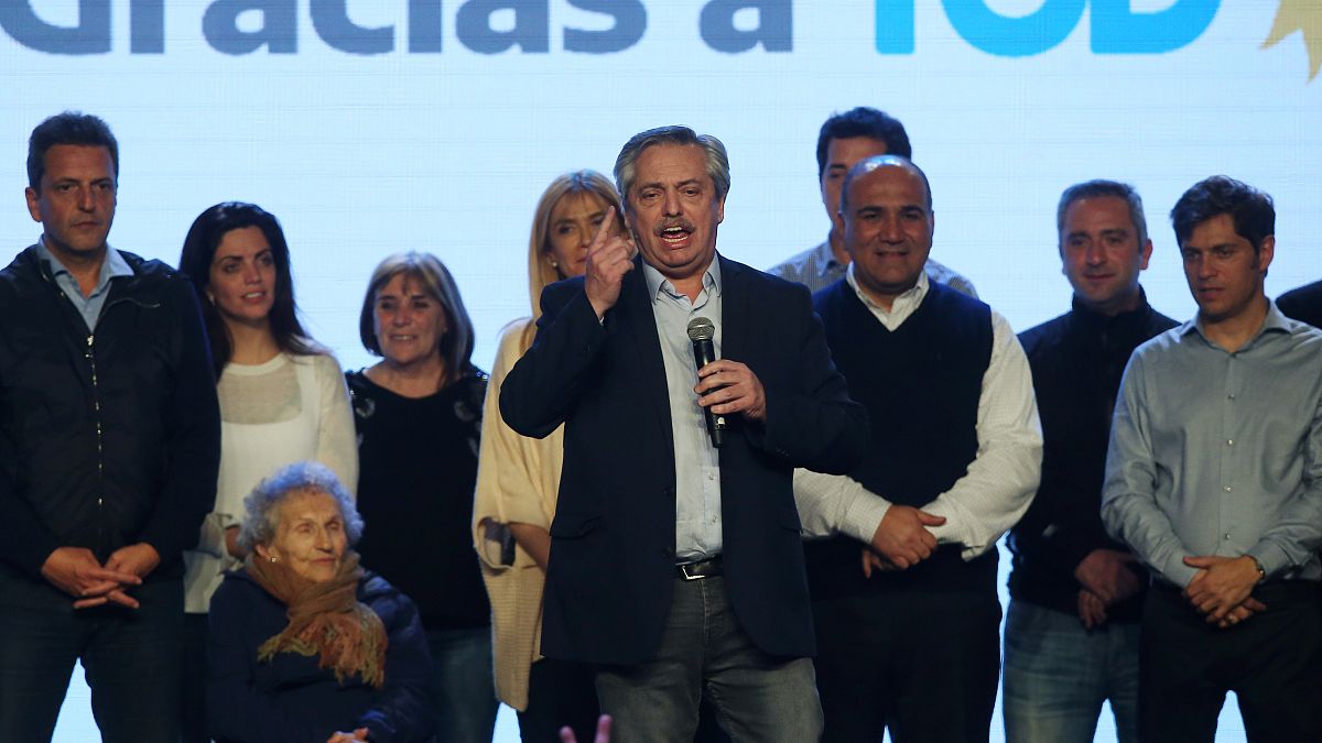 Arjantin'de devlet başkanlığı ön seçimini muhalefet lideri kazandı, Pezo yüzde 30 değer kaybetti