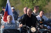 فيديو لبوتين يتجول بدراجة نارية في "القرم" بعيداً من احتجاجات موسكو
