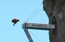 شاهد: سباحون يقفزون من جرف صخري ارتفاعه 27 متراً في شبه جزيرة القرم