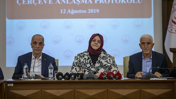 Aile, Çalışma ve Sosyal Hizmetler Bakanı Zehra Zümrüt Selçuk ile Türk-İş Genel Başkanı Ergün Atalay, 2019 Dönemi Kamu Kesimi Toplu İş Sözleşmesi Çerçeve Protokolü'nü imzaladı Aile, Çalışma ve Sosyal Hizmetler Bakanı Zehra Zümrüt Selçuk ile Türk-İş Genel Başkanı Ergün Atalay, 2019 Dönemi Kamu Kesimi Toplu İş Sözleşmesi Çerçeve Protokolü'nü imzaladı