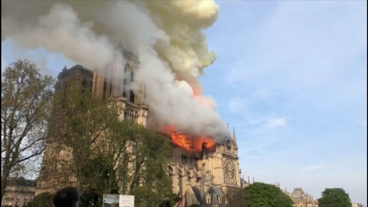Empiezan a descontaminar la plaza de Notre Dame, intoxicada con plomo en el incedio de abril