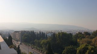 Η οσμή καμμένου είναι έντονη και ακόμα και στην Αθήνα