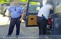 Az egyik gyanúsított jelenlétében vizsgálják át a lefoglalt autót