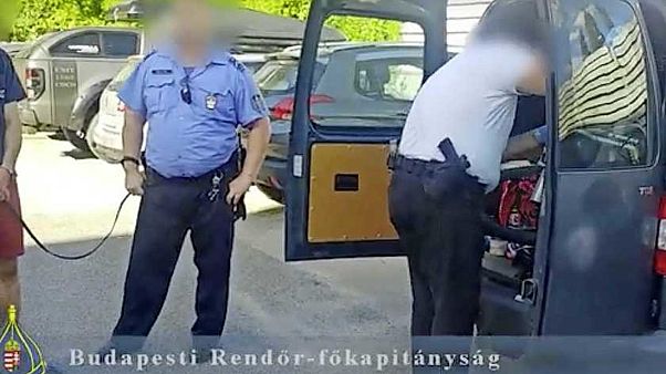 Az egyik gyanúsított jelenlétében vizsgálják át a lefoglalt autót Az egyik gyanúsított jelenlétében vizsgálják át a lefoglalt autót