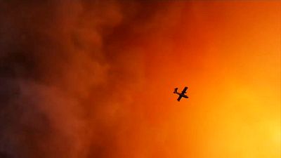 شاهد: حريق ضخم يدمر غابات جزيرة إيفيا اليونانية 