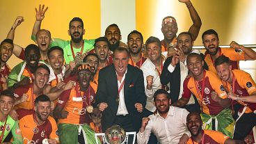 Spor Toto Süper Lig'de 2018-2019 sezonunu şampiyon tamamlayan Galatasaray Futbol Takımı törenle kupasını aldı. Spor Toto Süper Lig'de 2018-2019 sezonunu şampiyon tamamlayan Galatasaray Futbol Takımı törenle kupasını aldı.