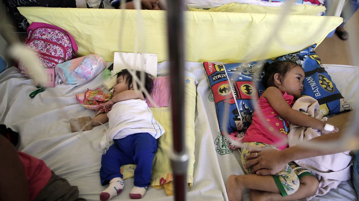 Kanyaróval fertőzött Fülöp-szigeteki gyerekek egy manilai közkórházban 2019. február 7-én.