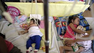 Kanyaróval fertőzött Fülöp-szigeteki gyerekek egy manilai közkórházban 2019. február 7-én.