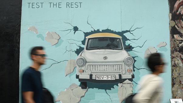 A berlini falon átszökött és életüket vesztett emberekre emlékeztek A berlini falon átszökött és életüket vesztett emberekre emlékeztek