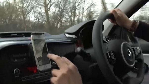 Grande-Bretagne : la chasse au kit mains libres au volant est ouverte Grande-Bretagne : la chasse au kit mains libres au volant est ouverte