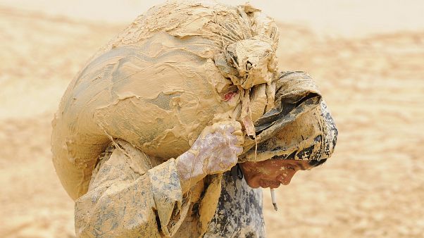 Un hombre trabaja en una mina de tierras raras en el condado de Nancheng, provincia de Jiangxi, 2010 Un hombre trabaja en una mina de tierras raras en el condado de Nancheng, provincia de Jiangxi, 2010