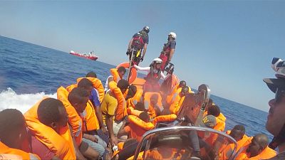 Denizde mahsur kalan 500 mülteciyi kurtarma operasyonu