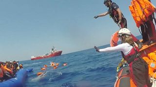 Rettungsschiffe nehmen 507 Migranten an Bord