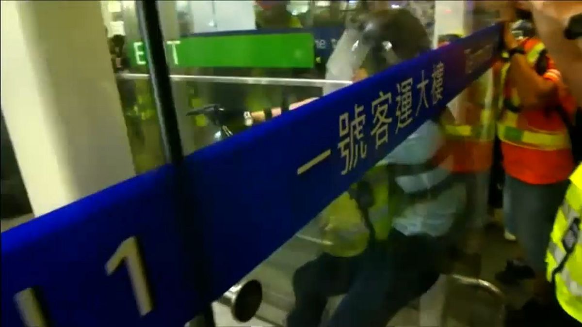 Hongkong: erőszakba fulladt tüntetés a reptéren