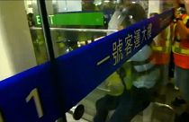 Hong Kong: scontri violenti all'aereoporto dopo l'irruzione della polizia