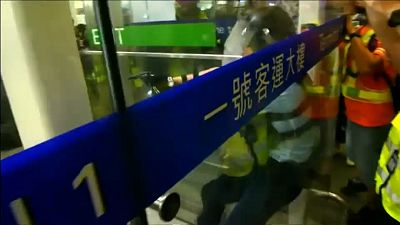 Batalla campal en el aeropuerto de Hong Kong