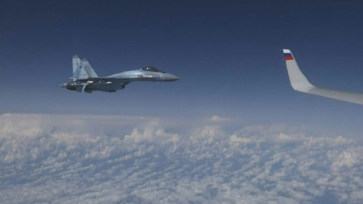 Russische Suchoi-Kampfflugzeuge drängen NATO-Maschine ab