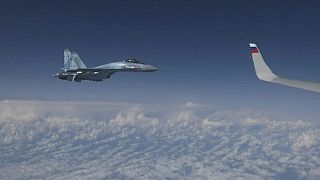 Russische Suchoi-Kampfflugzeuge drängen NATO-Maschine ab