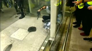شاهد: اشتباكات عنيفة في مطار هونغ كونغ بين الشرطة ومتظاهرين