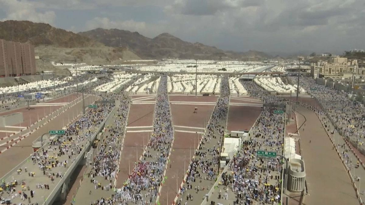 Pèlerinage à La Mecque : les fidèles lapident symboliquement Satan