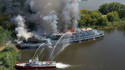 شاهد: حريق هائل في سفينة سياحية غير مأهولة في روسيا