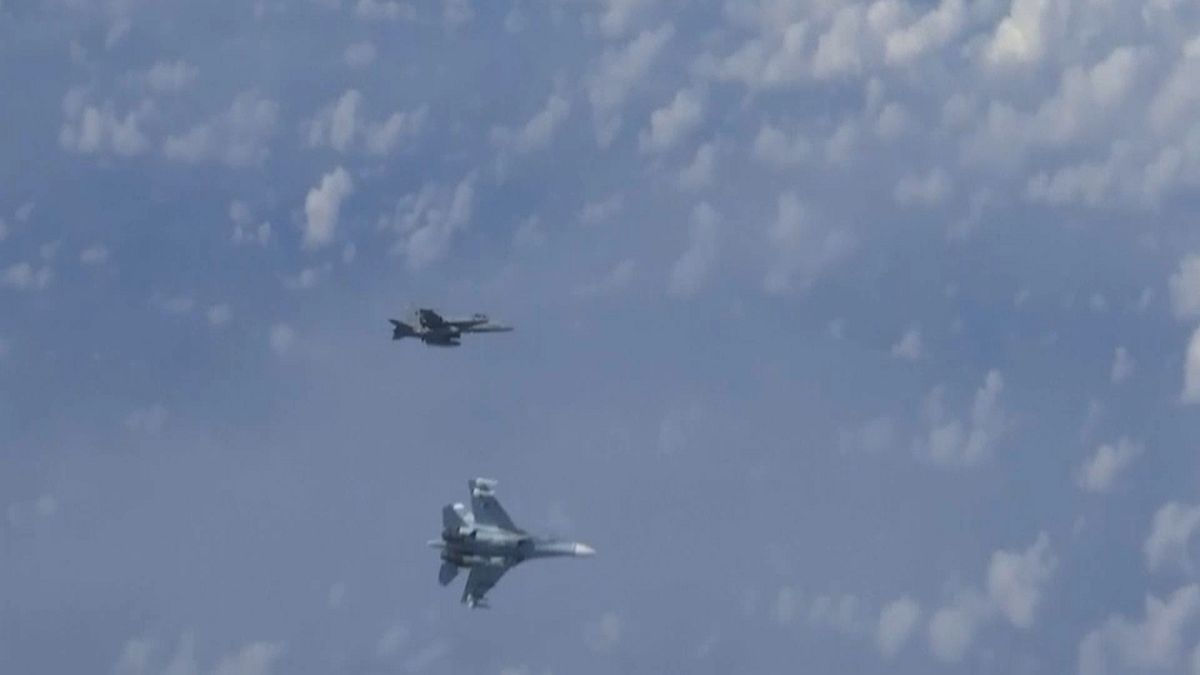مقاتلة روسية من طراز سوخوي 27 تطارد مقاتلة تابعة لمنظمة حلف شمال الأطلسي من طراز إف-18
