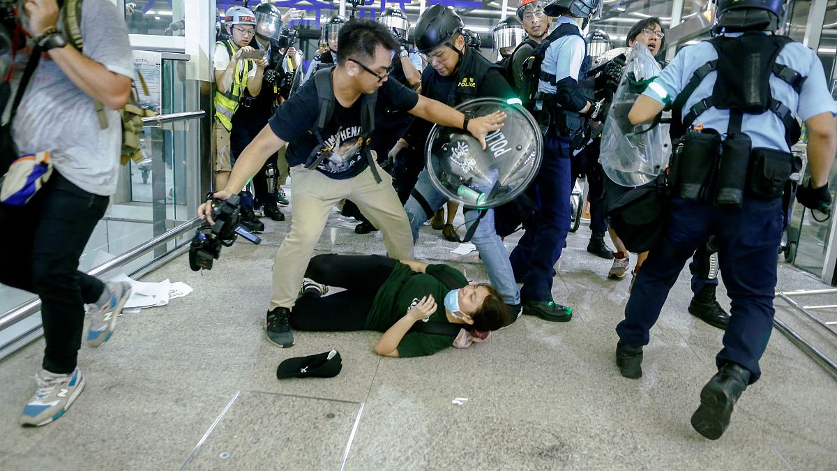 Kiszorította a tüntetőket a rendőrség a hongkongi reptérről