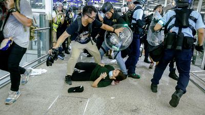 Kiszorította a tüntetőket a rendőrség a hongkongi reptérről