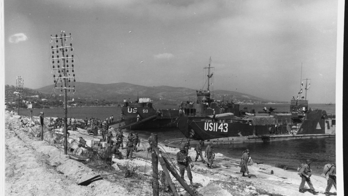 USS LCI-513 and LCT-1143 unloading on a Southern France beach, on "D-Day", 15 August 1944.