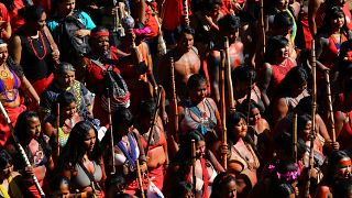 Indigene und Schüler machen Druck auf Bolsonaro