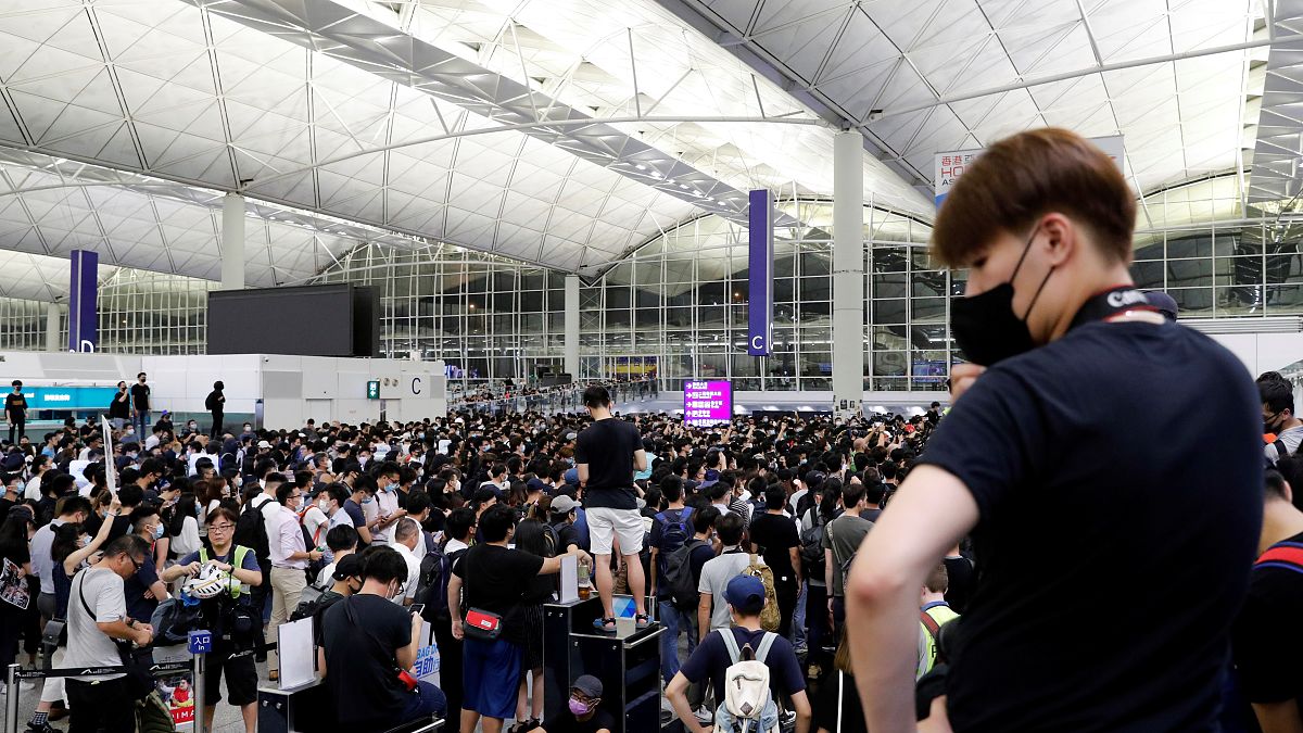 Polis ve göstericiler arasında arbedeye sahne olan Hong Kong havalimanı yeniden uçuşlara açıldı