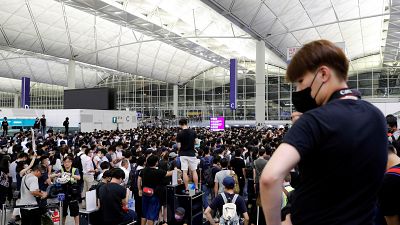 Protesta a Hong Kong: dopo gli scontri, l'aeroporto torna alla normalità