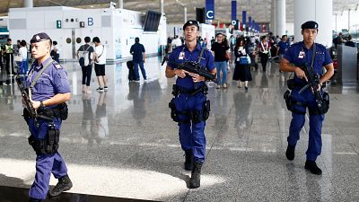 استئناف الرحلات الجوية في مطار هونغ كونغ والصين تدين "الأفعال شبه الإرهابية" 
