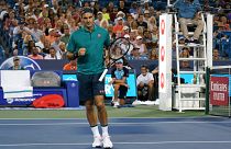 Roger Federer esulta durante il match con l'argentino Londero.