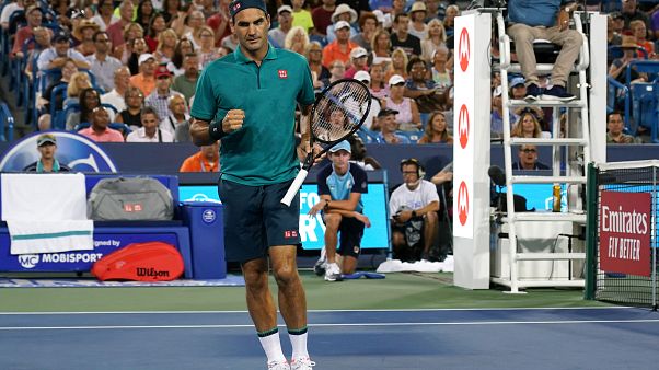 Roger Federer esulta durante il match con l'argentino Londero. Roger Federer esulta durante il match con l'argentino Londero.