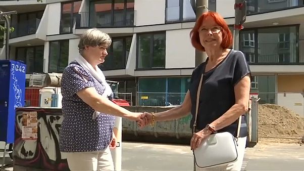 Berlin Duvarı'nın üzerinden el sıkışan "duvar kızları" 58 yıl sonra yeniden buluştu Berlin Duvarı'nın üzerinden el sıkışan "duvar kızları" 58 yıl sonra yeniden buluştu