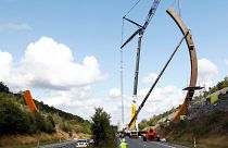 شاهد: تثبيت أضخم نحت فني بالعالم على طريق سريعة في بلجيكا