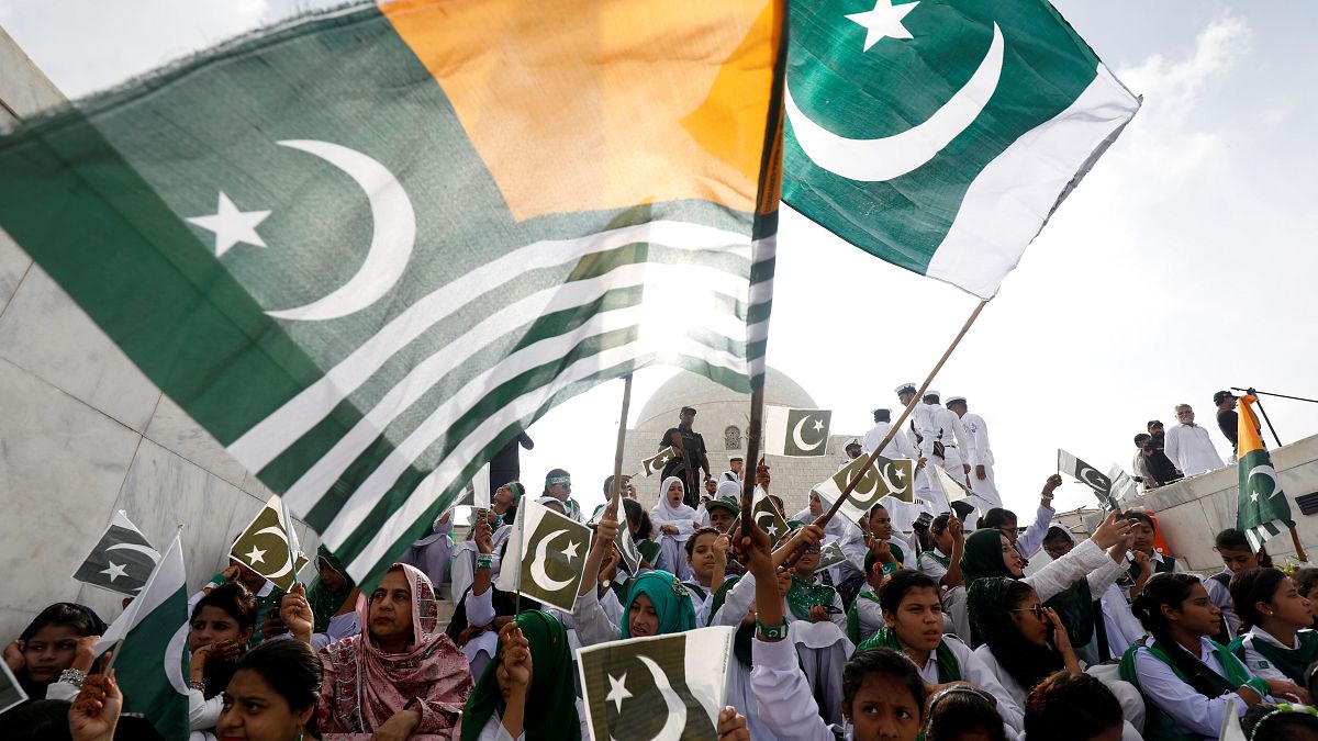 Pakistan'ın 73'üncü bağımsızlık günü kutlamalarına katılanlar, Keşmirlilerle dayanışma içinde olduklarını göstermek için Keşmir bayrağı da taşıdı