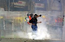 Archives - Manifestants antimondialisation lors de heurts avec les forces de l'ordre pendant le G8 à Gênes, le 20 juillet 2001.