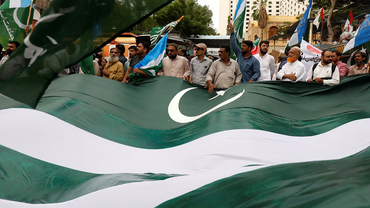 باكستان تحتفل بيوم الاستقلال وخان يزور كشمير في أوج التوتر مع الهند 