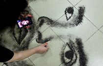 شاهد: مصففة شعر مقدونية تبدع مستخدمة بقايا شعر زبائنها