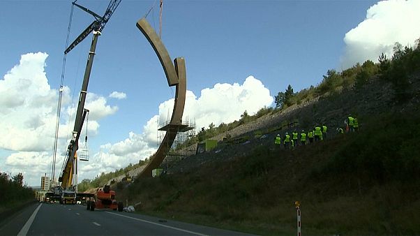 Installation of the world's largest sculpture Installation of the world's largest sculpture