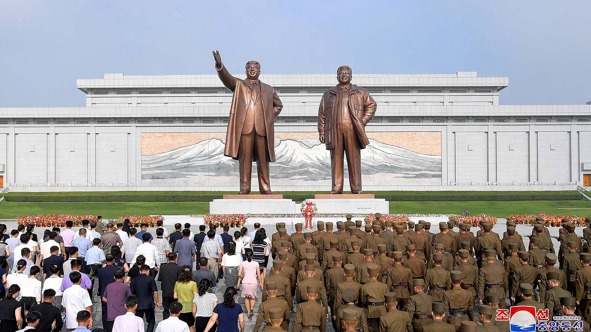 تمثالي الزعيمين الكوريين الشماليين الراحلين كيم إيل سونغ وكيم جونغ إيل في النصب التذكاري الكبير في بيونغ يانغ