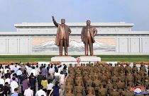 تمثالي الزعيمين الكوريين الشماليين الراحلين كيم إيل سونغ وكيم جونغ إيل في النصب التذكاري الكبير في بيونغ يانغ